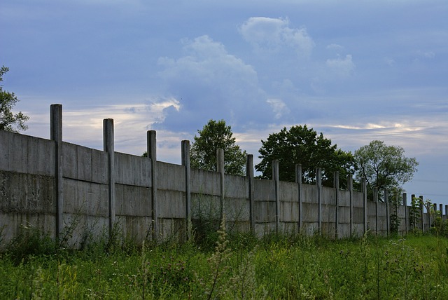 betonový plot ve výstavbě