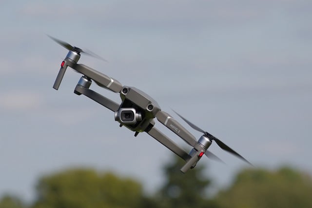 šedý dron